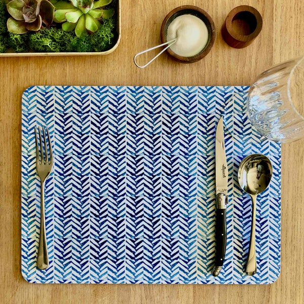 Extra große Herringbone Serviermatte // Blaues Geometrisches Tischset // Zeitgenössische dekorative Tischmatte // Einzigartiges und originelles britisches Design