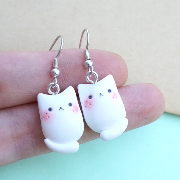 Boucles d'oreilles pendantes chaton blanc