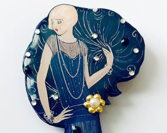 Flapper girl, deco dame, broche van volledige lengte, geïllustreerde sieraden, unieke broche, moedercadeau, zustercadeau, eigenzinnige broche, designerbroche