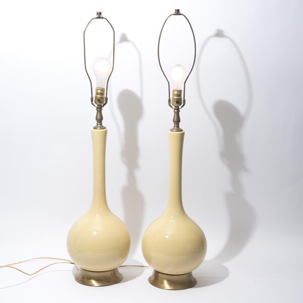 Lámpara de mesa de mediados de siglo con esmalte amarillo y forma de calabaza, botella de genio, a la venta individualmente, década de 1960