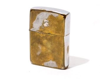 Encendedor Zippo vintage de la época de Vietnam con grabado de gato y dama de dibujos animados, muy usado, 1959