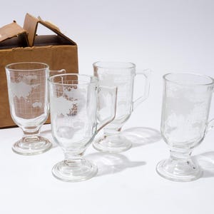 Vintage Nescafe World-mokken, wereldbolpatroon, op voet, set van vier
