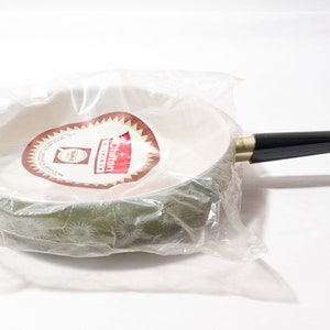 Puede incluir: Una sartén con estampado verde y blanco con mango negro y una etiqueta roja y blanca que dice "Chilton Aluminum".