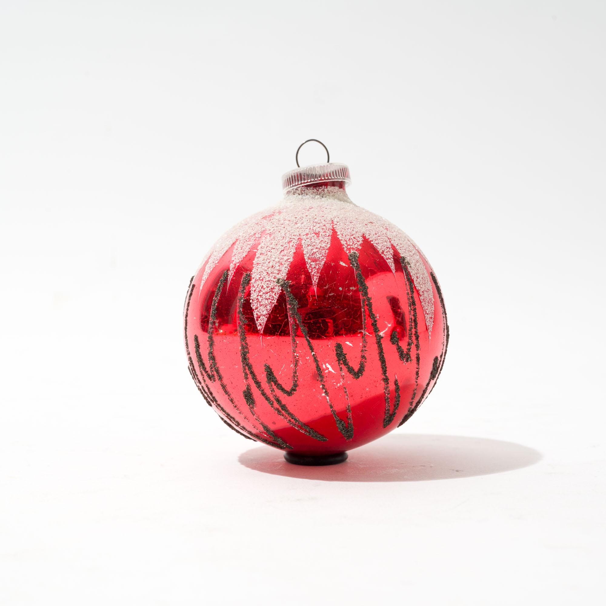 ヴィンテージクリスマスオーナメント、ガラス、赤、雪をかぶった