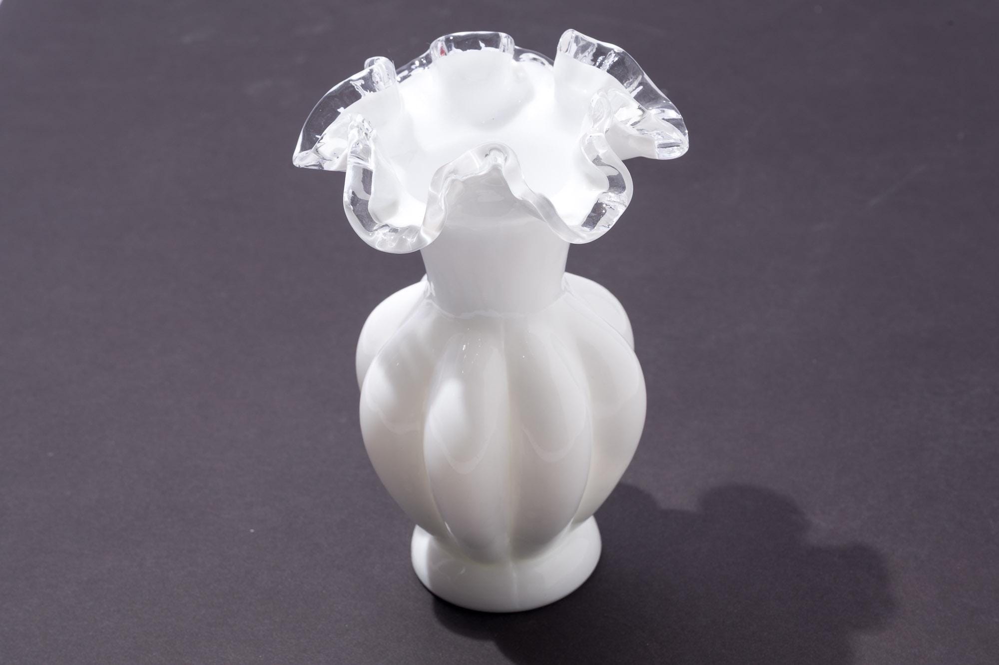 フェントン蓋付きミルクガラス フェントン蓋付きミルクガラス