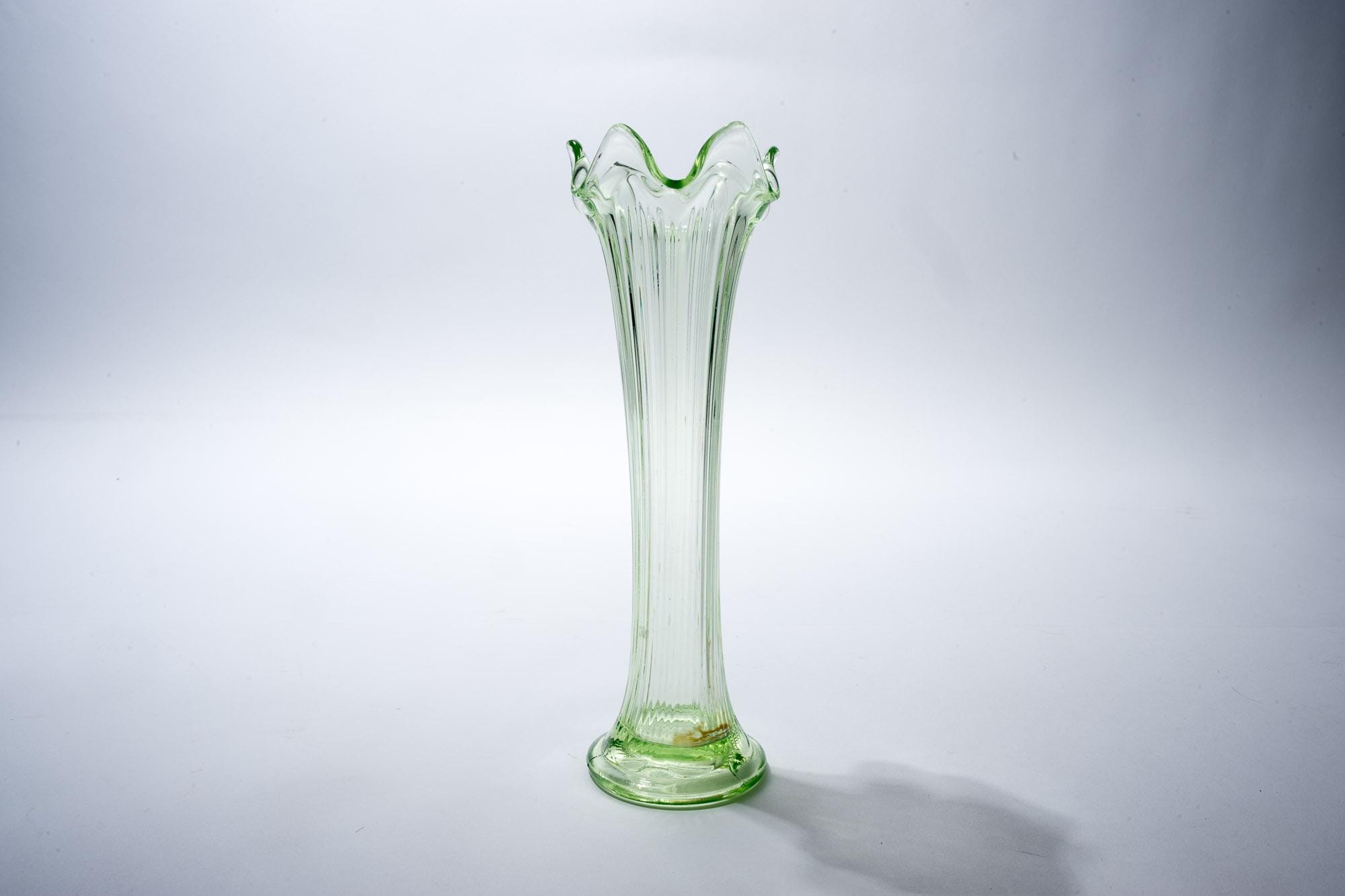 ウランガラスの花瓶 ヴィンテージウランガラス花瓶、光る、現状有姿 - Etsy 日本