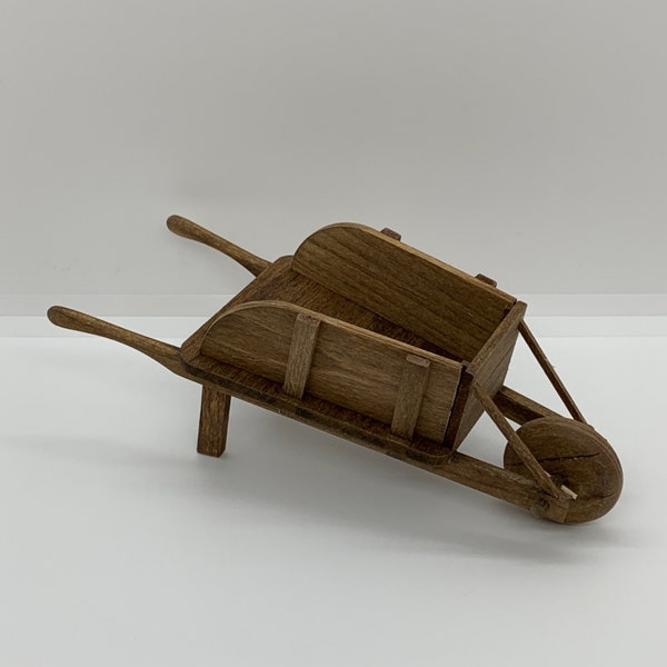 Handgefertigte Miniatur-Schubkarre aus Holz, 1:12