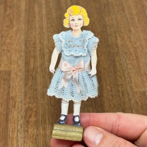 Expositor de vestidos de niña en miniatura hechos a mano, escala 1/12