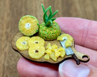 Tabla de preparación de piña en rodajas en miniatura hecha a mano, escala 1/12