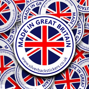 以下が含まれることがあります： 「Made in Great Britain」の文字とユニオンジャックの旗のデザインが施されたステッカーのクローズアップ。ステッカーは白地に青と赤の文字と青と赤の旗。旗の下には「www.silverbackstickers.co.uk」の文字が印刷されている。
