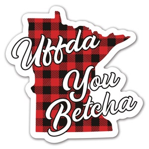 Peut inclure: Autocollant blanc en forme de l'État du Minnesota avec un motif à carreaux rouge et noir. L'autocollant porte les mots "Uffda You Betcha" en écriture blanche.