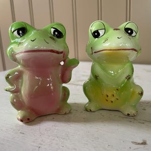 Ceramic frog salt & pepper shakers Vintage shakers