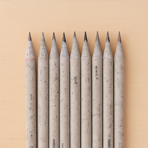 Ołówki z recyklingu gazet – ekologiczne, grafitowe HB2 | Ręcznie robiona koperta papierowa, ekologiczne artykuły piśmiennicze