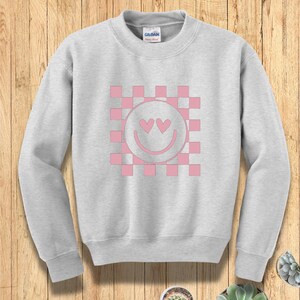 Grey Valentine&#39;s Sweatshirt, Pink Heart Eyes Smiley Face Design, Checkered Background, Unisex sweatshirt, Cozy Sweater, Pink smiley face