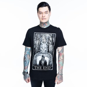 K&ouml;nnte beinhalten: Schwarzes T-Shirt mit einem Aufdruck eines Kaninchens, das eine Kapuzenrobe tr&auml;gt, und dem Text "THE END".