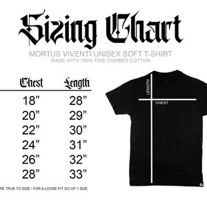 K&ouml;nnte beinhalten: Gr&ouml;&szlig;entabelle f&uuml;r Unisex-Soft-T-Shirts mit Ma&szlig;en in Zoll f&uuml;r Brustumfang und L&auml;nge. Die Gr&ouml;&szlig;en umfassen S, M, L, XL, 2X und 3X. Die Tabelle enth&auml;lt auch ein schwarzes T-Shirt mit markierten Ma&szlig;en f&uuml;r Brustumfang und L&auml;nge.