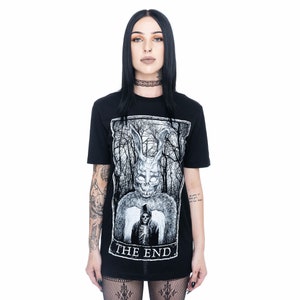 K&ouml;nnte beinhalten: Schwarzes T-Shirt mit einem Grafikdruck eines Kaninchens mit Maske und einer Kapuzenfigur mit einem Skelett darunter. Der Text "THE END" ist unter dem Grafikdruck gedruckt.