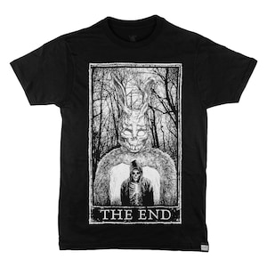 K&ouml;nnte beinhalten: Schwarzes T-Shirt mit einem wei&szlig;en Grafikdruck eines Kaninchenmonsters mit leuchtenden Augen und einer Skelettfigur in einer Kapuzenkutte. Die Grafik ist in einem Rechteck mit dem Text "THE END" gerahmt.