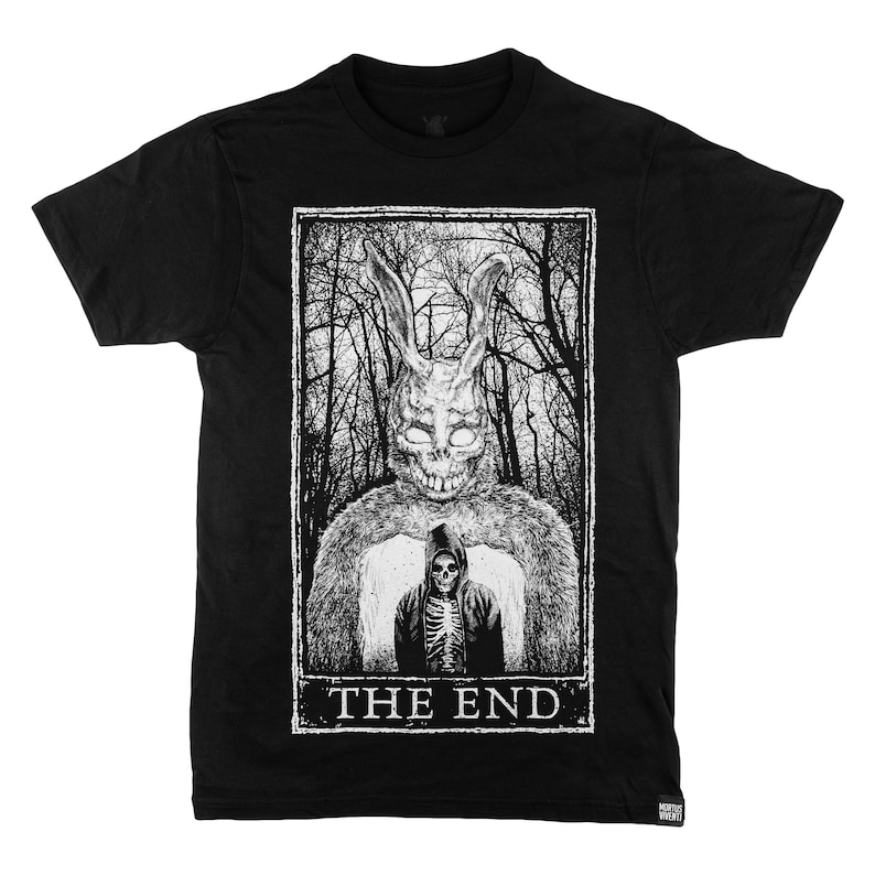 K&ouml;nnte beinhalten: Schwarzes T-Shirt mit einem wei&szlig;en Grafikdruck eines Kaninchenmonsters mit leuchtenden Augen und einer Skelettfigur in einer Kapuzenkutte. Die Grafik ist in einem Rechteck mit dem Text "THE END" gerahmt.