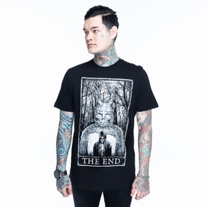 K&ouml;nnte beinhalten: Schwarzes T-Shirt mit einem wei&szlig;en Grafikdruck eines Kaninchens mit Maske und einer Sense. Die Grafik ist in einem Tarotkarten-Rahmen mit dem Text "THE END" dargestellt.