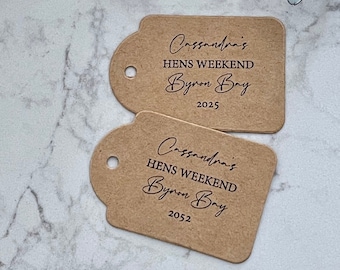 Etiquetas de regalo para despedidas de soltera, color marrón kraft, personalizadas, rústicas, con fuente cursiva.