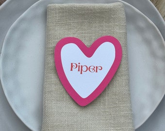 Tarjetas de nombre con forma de corazón para bodas, tarjetas de lugar, asientos de mesa, despedidas de soltera, despedidas de soltera, corazón rosa fuerte