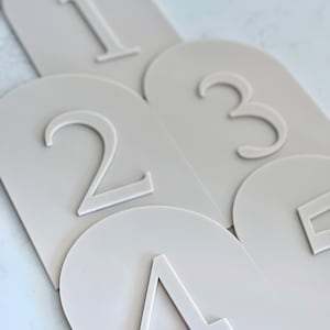 Numéros de table de mariage 3D | Acrylique + Laser | Invités personnalisés et individuels | Marque-places, Disposition des sièges | Mariage, anniversaire, mariée