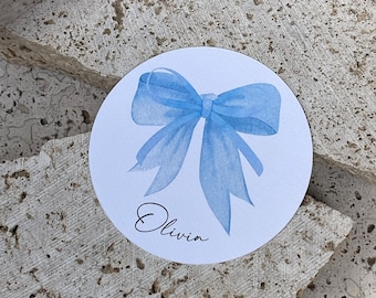 Tarjetas de nombre con cinta para bodas, tarjetas de lugar, asientos de mesa, despedidas de soltera, bautizos, círculos, lazos de acuarela azul.
