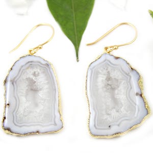 Blaue Achatscheibe Ohrringe, Petrol weiße Achat Geode Ohrringe, königliche Achatscheibe Ohrringe, Gold galvanisiert Boho Ohrring Geschenk für sie