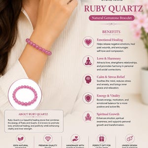 Pode incluir: Uma pulseira de quartzo rubi com contas cor-de-rosa translúcidas, lisas e redondas. A imagem inclui texto detalhando o nome da pedra, benefícios como cura emocional e alívio do stress, e informações sobre as propriedades da gema.
