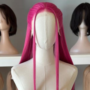 Parrucca lunga liscia rosa acceso con frontale in pizzo, ispirata al cosplay di Kpop Demon Hunter, modello Mira.