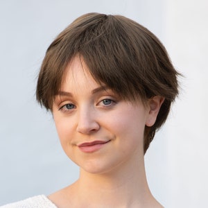 Peluca corta marrón en capas con flequillo, cabello corto natural para uso diario, peluca sintética fácil de usar sin pegamento para mujer, estilo bob castaño informal. Miriam