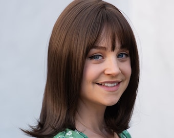 Peluca corta bob hasta los hombros color castaño ceniza con flequillo de Her Wig Closet Reese