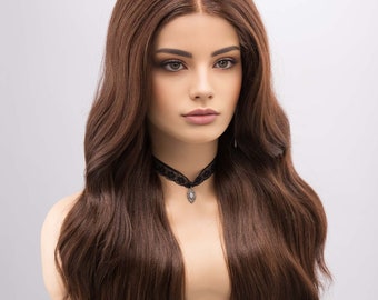 Könnte beinhalten: Eine lange, wellige, braune Perücke mit einem Spitzenfront. Die Perücke ist in lockeren Wellen gestylt und fällt bis zu den Schultern. Die Perücke befindet sich auf einem Mannequin-Kopf.