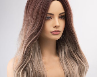 Könnte beinhalten: Eine lange, wellige Ombre-Perücke mit dunkelbraunen Wurzeln, die zu einem hellblonden Farbton an den Spitzen verblassen. Die Perücke ist mit lockeren Wellen gestylt und wird auf einem Mannequin-Kopf getragen.