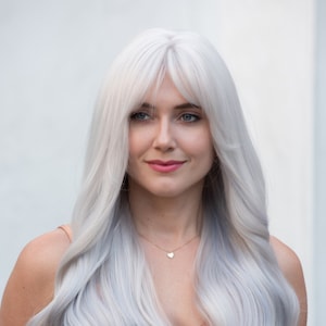 Weiße Perücke mit Ponys Lange gewellte Silber-Perücke mit hellblauen Highlights Cosplay Weiß Silber Perücke Odelia