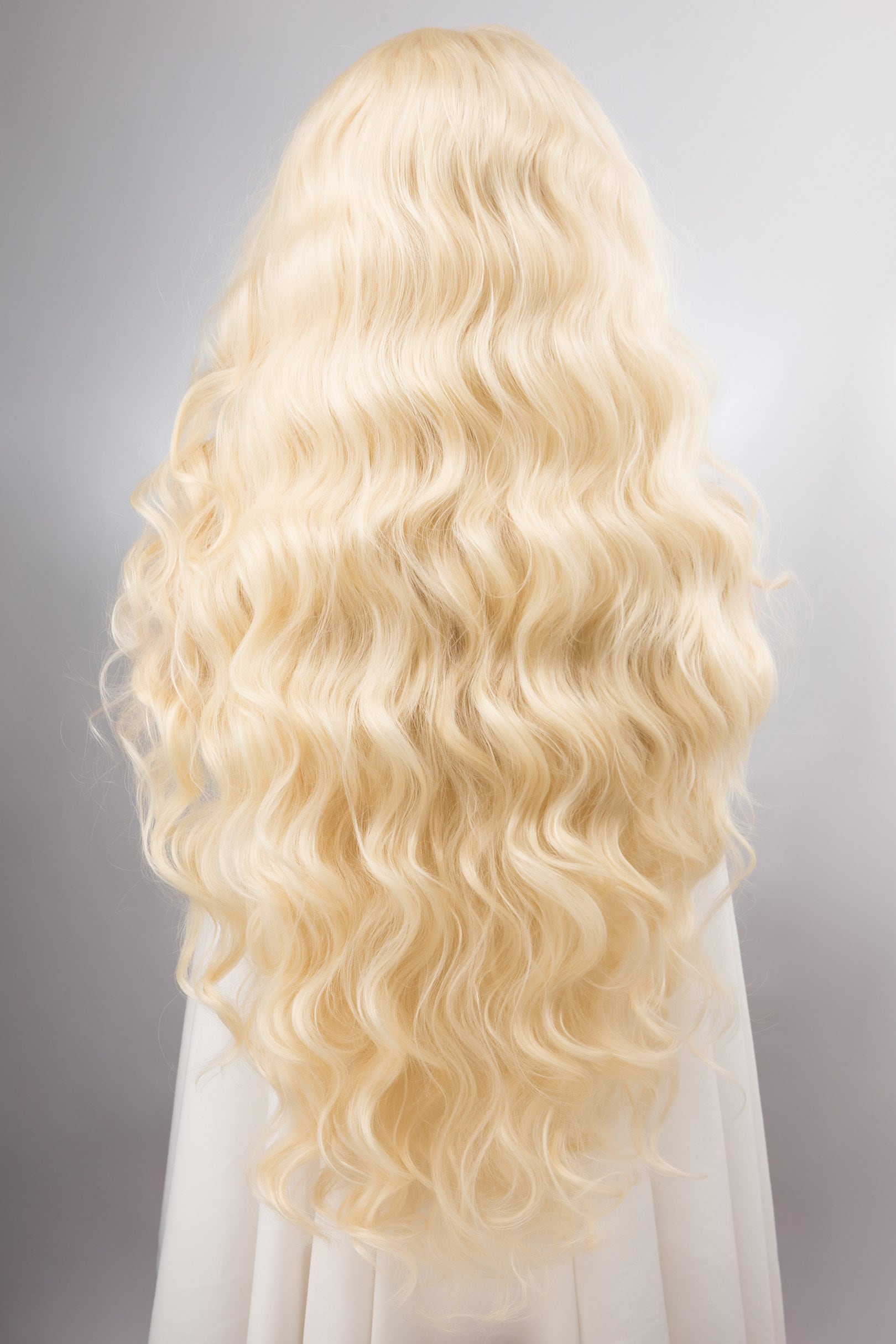 Perruque Synthétique Longue Blonde Dorée Claire - Bouclée, Style Naturel - Taille Moyenne Avec Bonnet Monofilament