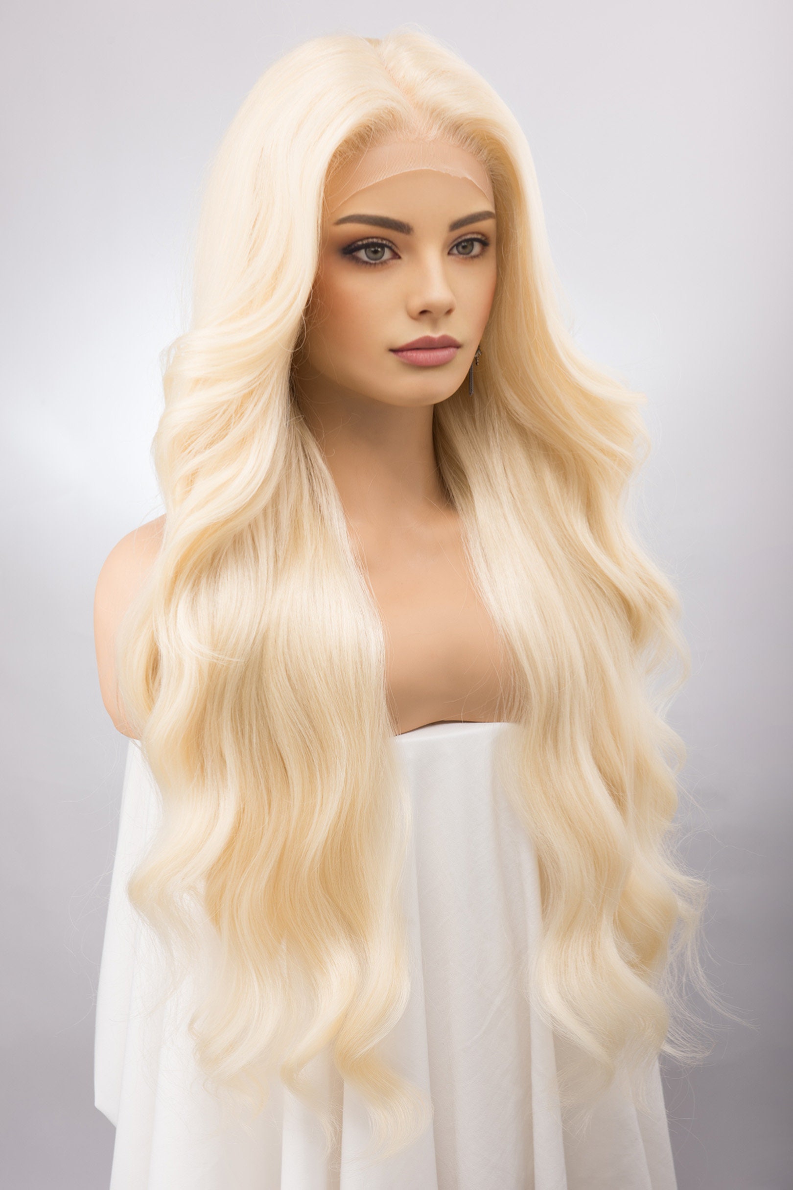 ? 24” WHITE BLONDE BODY WAVY LACE FRONT WIG? NWT White Blonde Body Wave Synthetic Lace Front Wig – 4 Your  main image 3