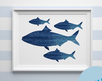 Könnte beinhalten: Ein gerahmter Druck mit einer Gruppe von Fischen in Blautönen. Die Fische sind in einer Gruppe angeordnet, wobei ein größerer Fisch die anderen anführt. Der Druck befindet sich in einem weißen Rahmen und vor einem gestreiften Hintergrund. Der Text "INSTANT DOWNLOAD" befindet sich in einem blauen Kreis.