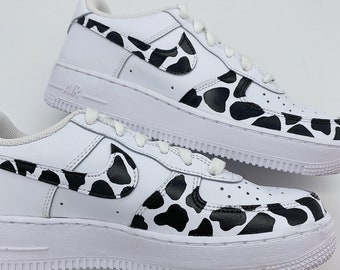 Op maat gemaakte handgeschilderde Nike Air Force 1's met koeienprint