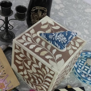 Elegante e raffinata scatola porta fazzoletti con intarsi in osso, un'aggiunta artistica alla tua casa. Decorazioni per il bagno. Regalo per i tuoi cari. Scatola porta fazzoletti con intarsi in osso decorativa.