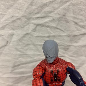 Halbe Spiderman Kopf Skulptur