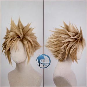 Könnte beinhalten: Eine hellblonde Perücke mit einem stacheligen Stil. Die Perücke sitzt auf einem Mannequin-Kopf und ist mit einem Seitenscheitel gestylt. Die Perücke besteht aus synthetischen Fasern und ist so konzipiert, dass sie wie echtes Haar aussieht.