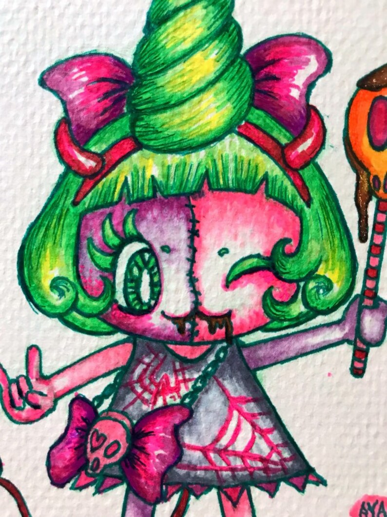 Op de afbeelding: Een aquarelillustratie van een roze en groen cartoonfiguur met een groene werveling op zijn hoofd, die een zwarte jurk draagt met een spinnenwebpatroon, een roze strik en een ketting met een roze schedel en een hartstrik. Het figuur houdt een lolly met een rood-wit gestreepte stok.