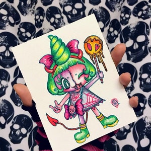 Op de afbeelding: Een handgetekend illustraties van een personage met groen haar en roze huid met een roze strik, een spinnenwebjurk en een lolly in de vorm van een snoepstok. Het personage heeft een gestikte mond en een duivelsstaart. De illustratie is op een witte achtergrond.