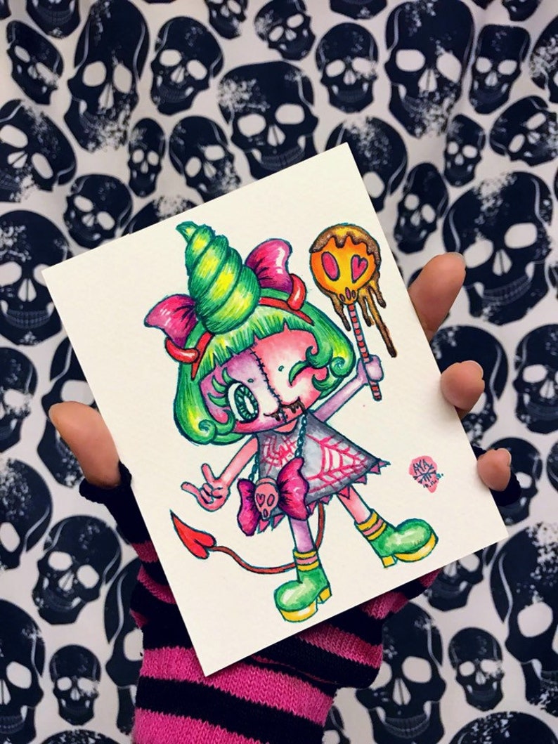 Op de afbeelding: Een handgetekend illustraties van een personage met groen haar en roze huid met een roze strik, een spinnenwebjurk en een lolly in de vorm van een snoepstok. Het personage heeft een gestikte mond en een duivelsstaart. De illustratie is op een witte achtergrond.