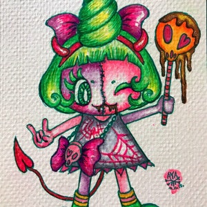 Op de afbeelding: Een cartoonillustratie van een roze en groen personage met een groene werveling op zijn hoofd, dat een zwart-witte jurk met een spinnenwebpatroon draagt en een lolly met een schedel- en hartontwerp vasthoudt. Het personage heeft een roze strik om zijn middel en een roze strik op zijn hoofd. Het personage heeft een groene staart met een hart aan het einde.
