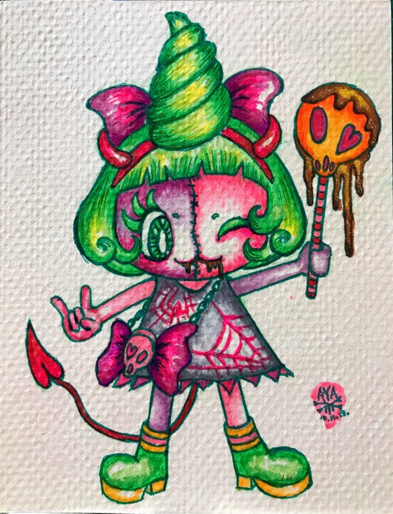 Op de afbeelding: Een cartoonillustratie van een roze en groen personage met een groene werveling op zijn hoofd, dat een zwart-witte jurk met een spinnenwebpatroon draagt en een lolly met een schedel- en hartontwerp vasthoudt. Het personage heeft een roze strik om zijn middel en een roze strik op zijn hoofd. Het personage heeft een groene staart met een hart aan het einde.