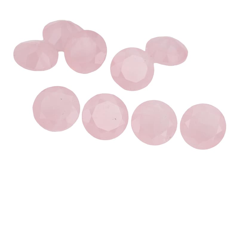 Puede incluir: Colecci&oacute;n de gemas facetadas de color rosa claro. Las gemas son redondas con m&uacute;ltiples facetas, que reflejan la luz. Las gemas est&aacute;n dispersas sobre un fondo blanco, mostrando su color y forma. Ideal para la fabricaci&oacute;n de joyas o manualidades.