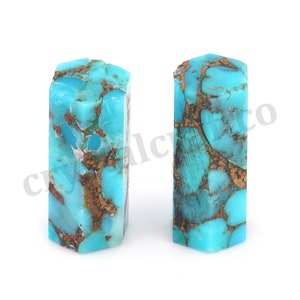 Puede incluir: Dos cuentas hexagonales de piedra preciosa de color turquesa y cobre. Las cuentas tienen un patrón moteado de turquesa y cobre.